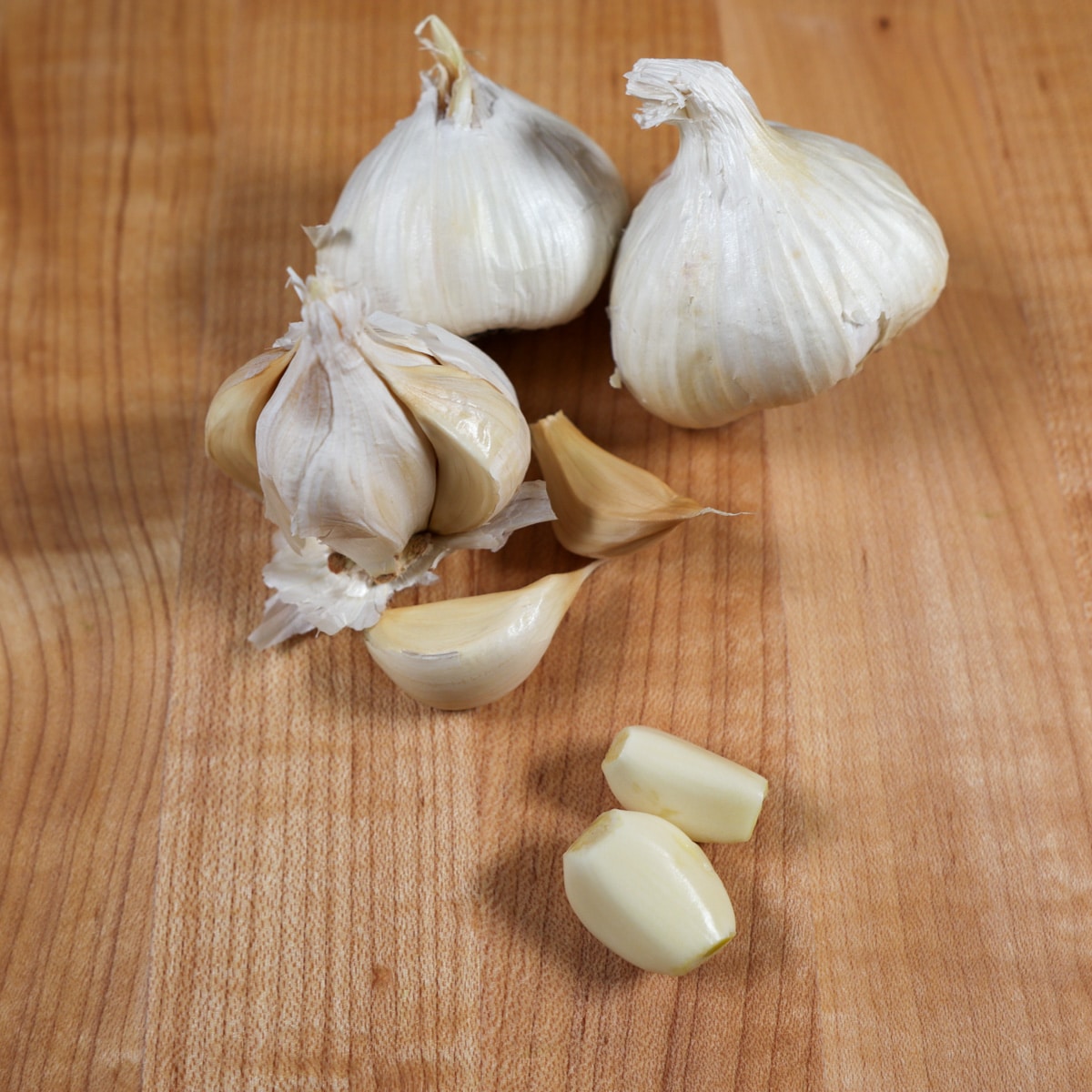 Garlic on a cutting board, cloves whole garlic